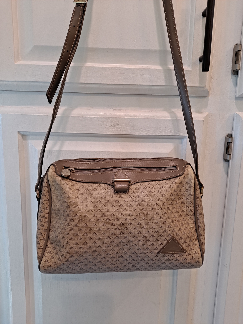 Liz Claiborne Vintage 80s Triangle Taupe Beige Structured Retro Crossbody Bag